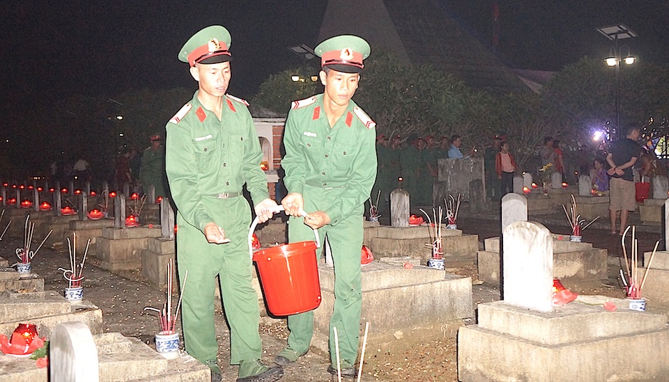 11.000 ngọn nến lung linh trong đại lễ cầu siêu tưởng nhớ các Anh hùng liệt sĩ - 4 
Những chiến sỹ chăm sóc người đàn anh của mình.