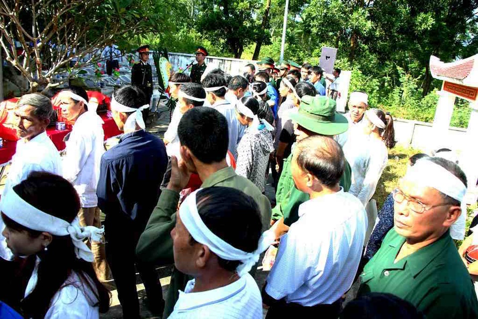 
Người thân của các liệt sỹ trong ngày trọng đại khi đón các anh về bản làng.
