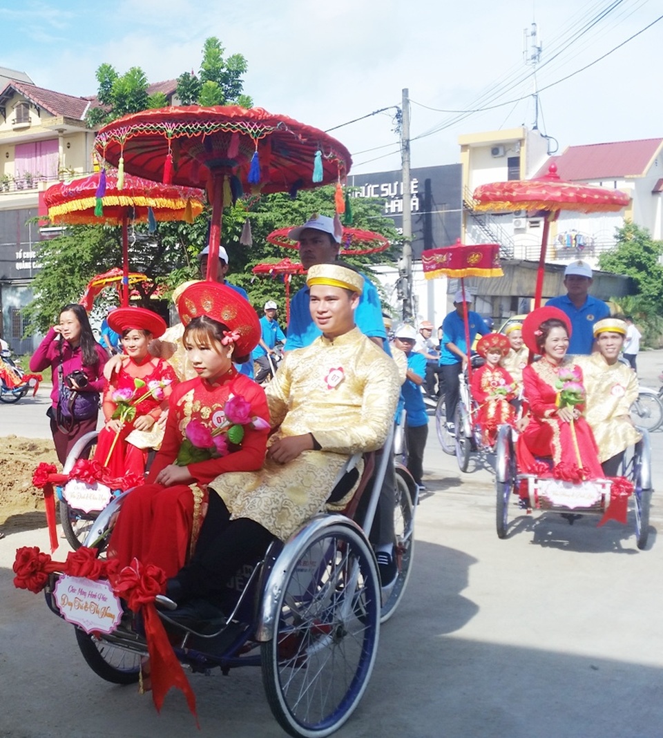 Ý nghĩa đám cưới tập thể lần đầu tiên cho công nhân khó khăn ở Huế - 6 Đoàn rước xích lô đi qua nhiều con đường ở TP Huế