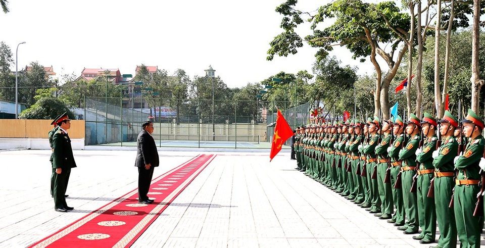 “Tình đoàn kết đặc biệt Lào - Việt Nam đã trở thành tài sản chung vô giá” - 6 Tổng Bí thư, Chủ tịch nước CHDCND Lào Bounnhang Vorachith thăm Bộ Tư lệnh Quân khu 4.