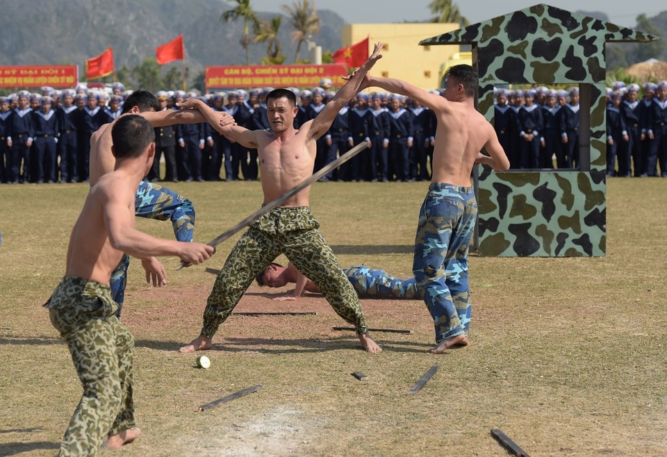 Bộ đội đặc công lấy họng "chọi" mũi giáo, dùng răng kéo ô tô - 15 Bộ đội đặc công lấy họng "chọi" mũi giáo, dùng răng kéo ô tô - 15