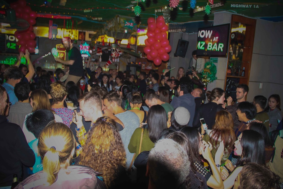 Không khí sôi động, rộn ràng của năm mới bao trùm cả khu phố Tây Huế