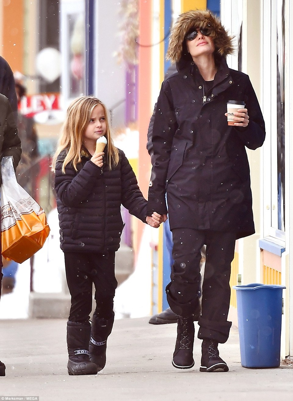 Angelina Jolie đưa con đi trượt tuyết - 9
Cặp đôi đang thuê những luật sư giỏi nhất để giúp mình giải quyết vụ ly dị theo hướng có lợi cho mình.
