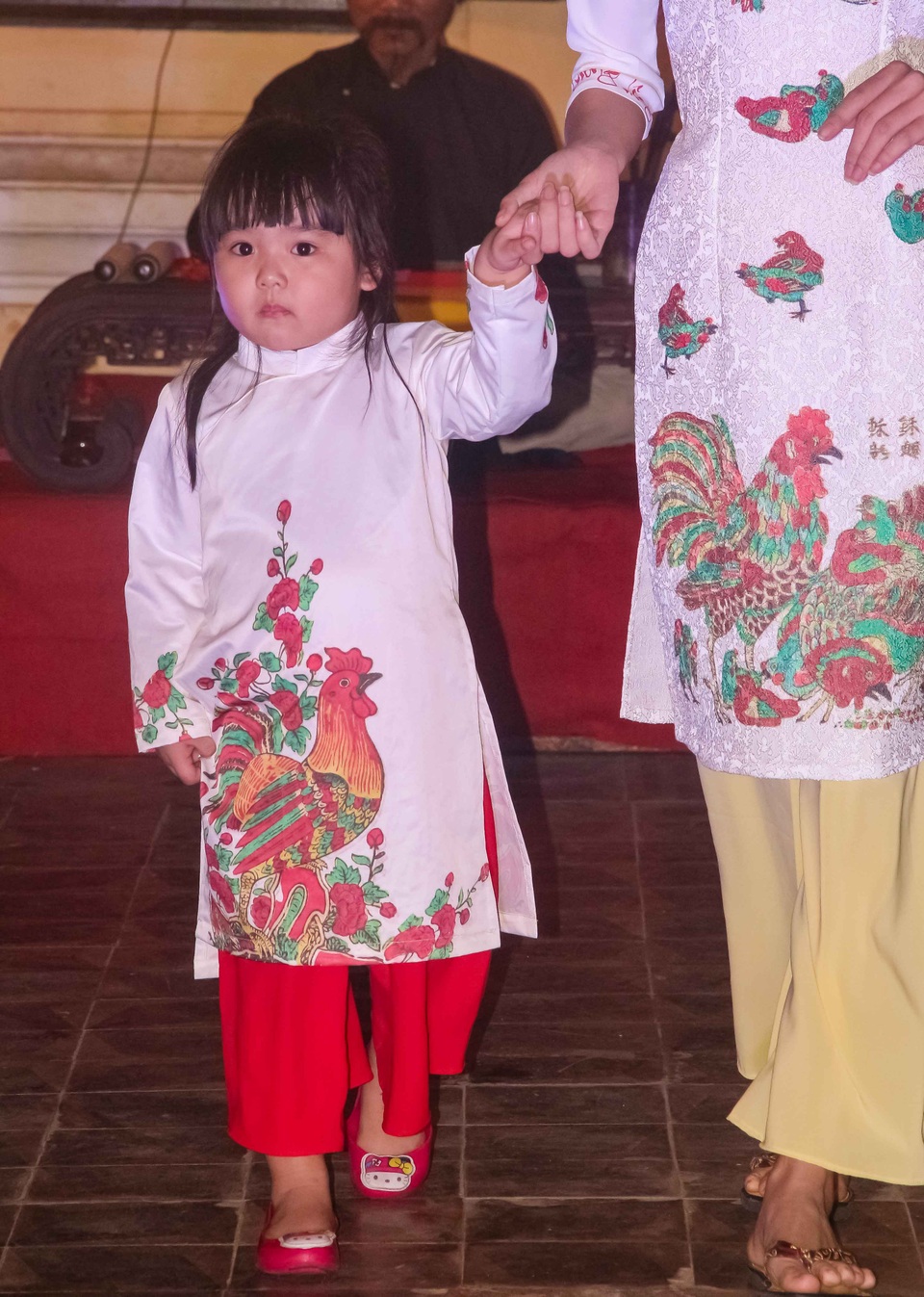 Độc đáo bộ sưu tập áo dài tranh Đông Hồ - 3 Em bé mặc chiếc áo dài với con gà trống đỏ