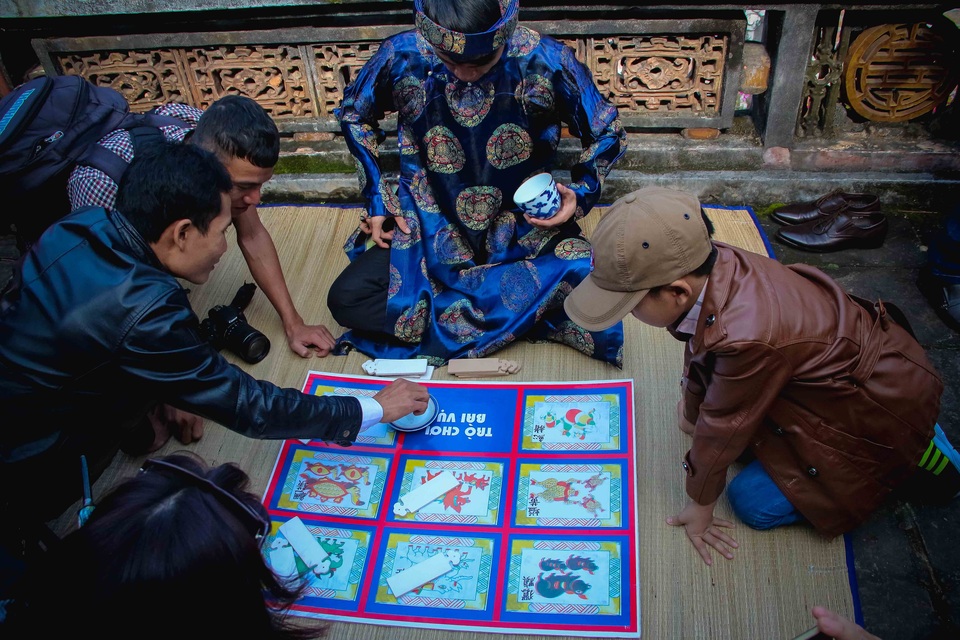 Người dân nô nức chơi Tết tại Hoàng cung Huế - 1 Vui chơi các trò chơi cung đình xưa ở Hoàng cung Huế sáng mùng 1 Tết năm Đinh Dậu 2017