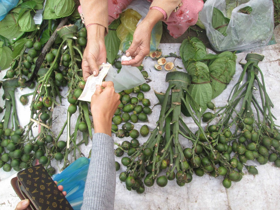 Độc đáo phiên chợ chỉ họp 3 ngày đầu năm, trên gò cao - 9 Trao tiền gửi may mắn đầu năm