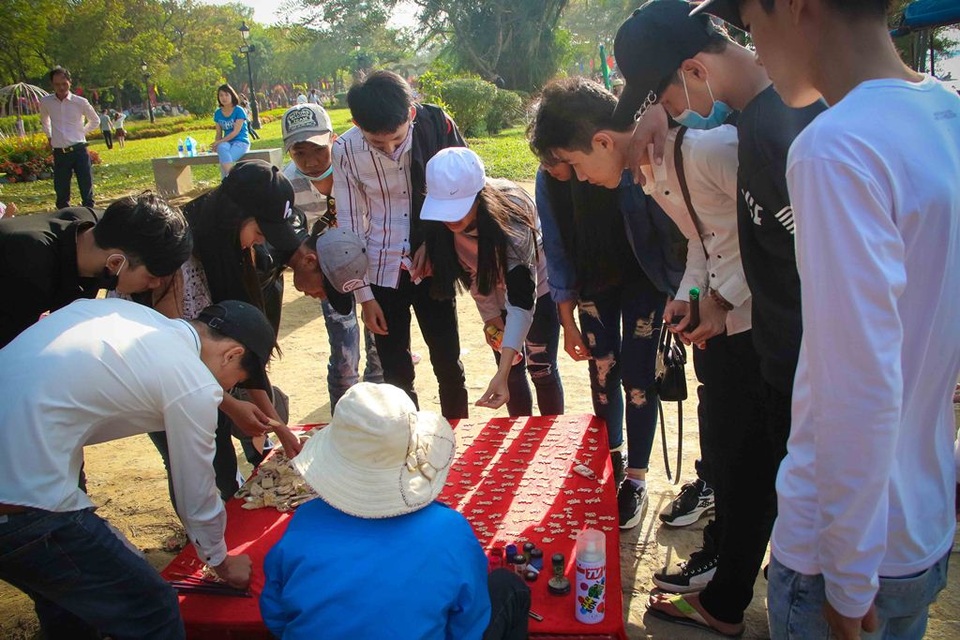 “Gia đình Gà” khiến bạn trẻ Huế thích thú đầu Xuân - 7 ….gian hàng móc chìa khóa có khắc tên riêng.