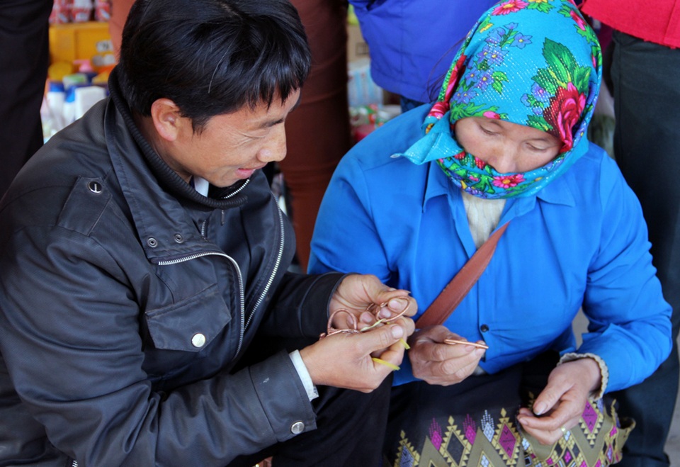 “Chen chân” ở chợ vùng biên trong kỳ nghỉ lễ - 3 Trao đổi mua bán những sản phẩm trang sức bằng đồng, bạc với nhau.