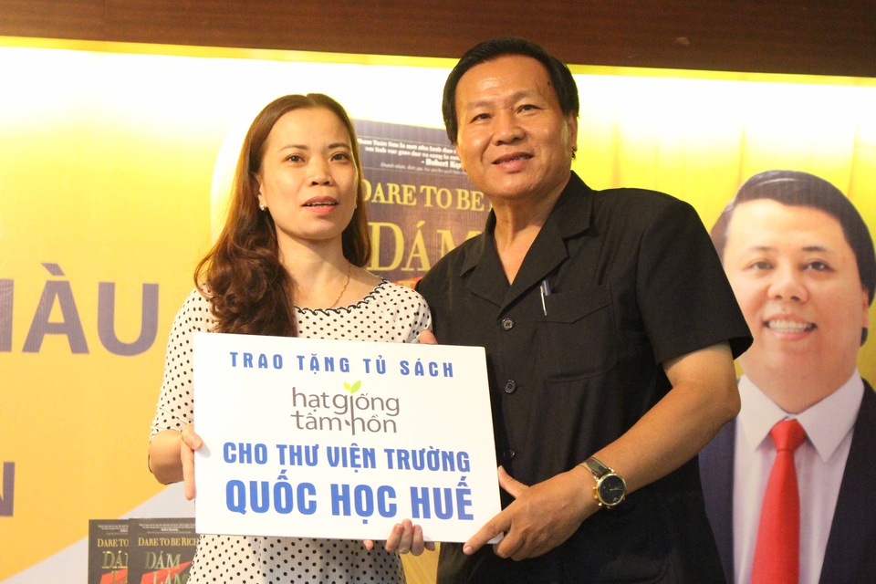 Màn ra mắt sách "trên trời" gây chú ý ở Huế - 8 Trao tặng tủ sách Hạt giống Tâm hồn cùng 300 cuốn sách cho các em học sinh trường Quốc Học Huế.