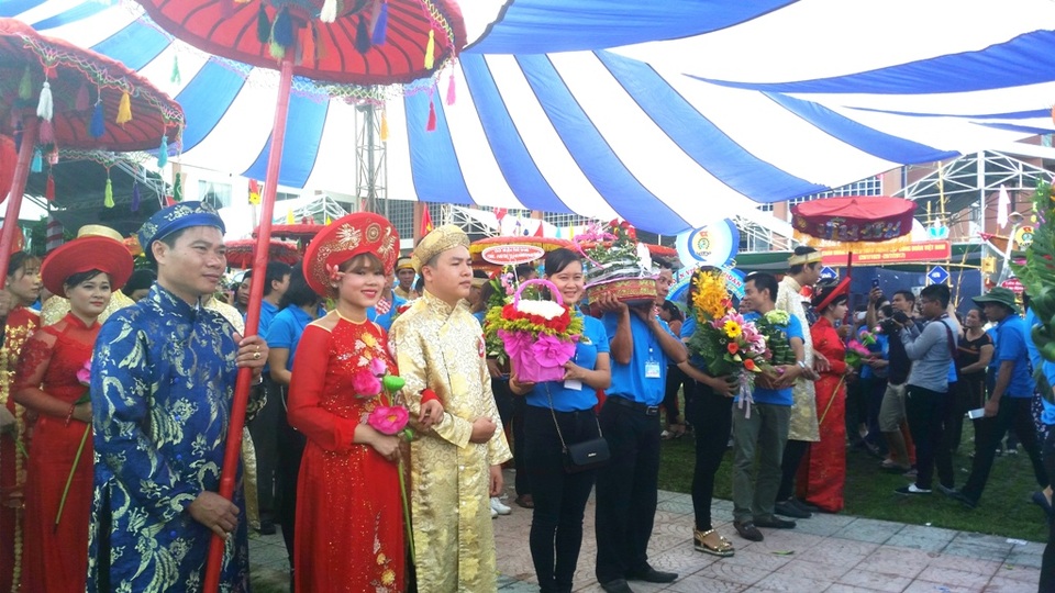 Ý nghĩa đám cưới tập thể lần đầu tiên cho công nhân khó khăn ở Huế - 4 Các cô dâu chú rể tiến ra xe