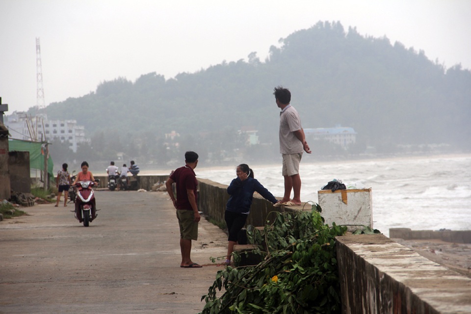 Đã có lệnh sơ tán từ rất sớm, nhưng số người dân này vẫn chưa chịu rời đi, họ thản nhiên chuyện trò ở kè biển.