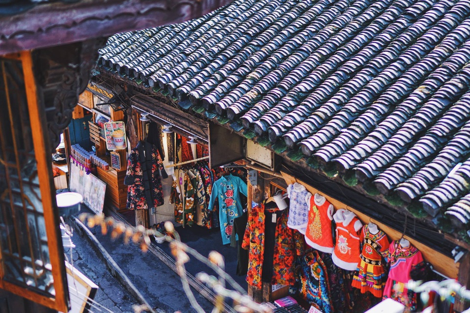 Những hàng quán bán đồ lưu niệm truyền thống tạo nên nét đặc trưng chỉ có ở Phượng Hoàng cổ trấn.