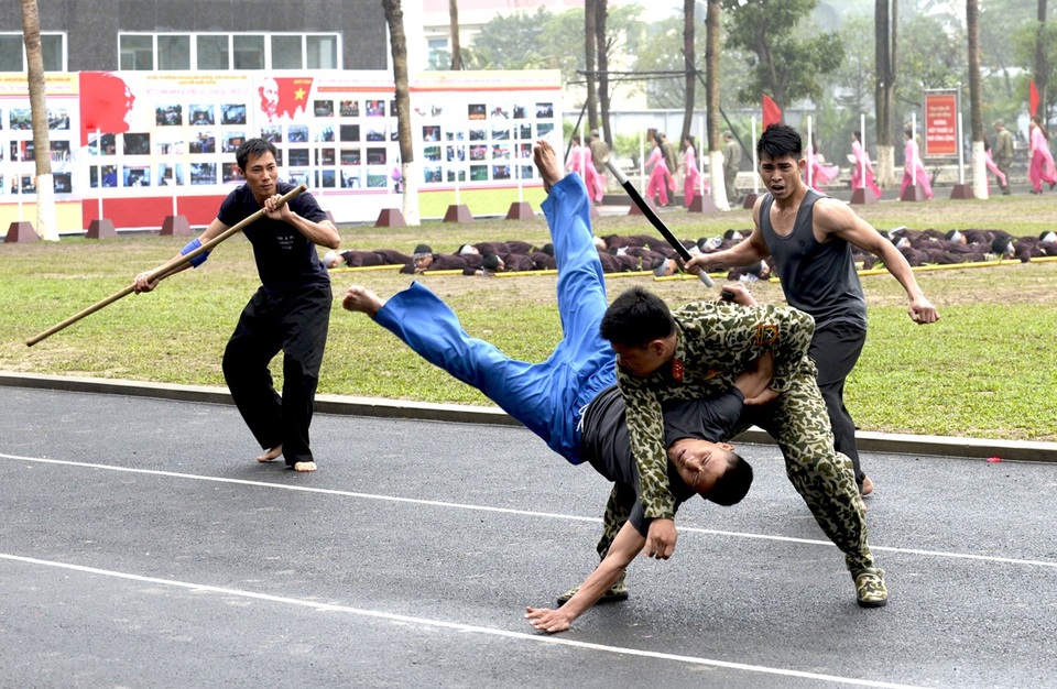 Bộ đội đặc công lấy họng "chọi" mũi giáo, dùng răng kéo ô tô - 16 Bộ đội đặc công lấy họng "chọi" mũi giáo, dùng răng kéo ô tô - 16