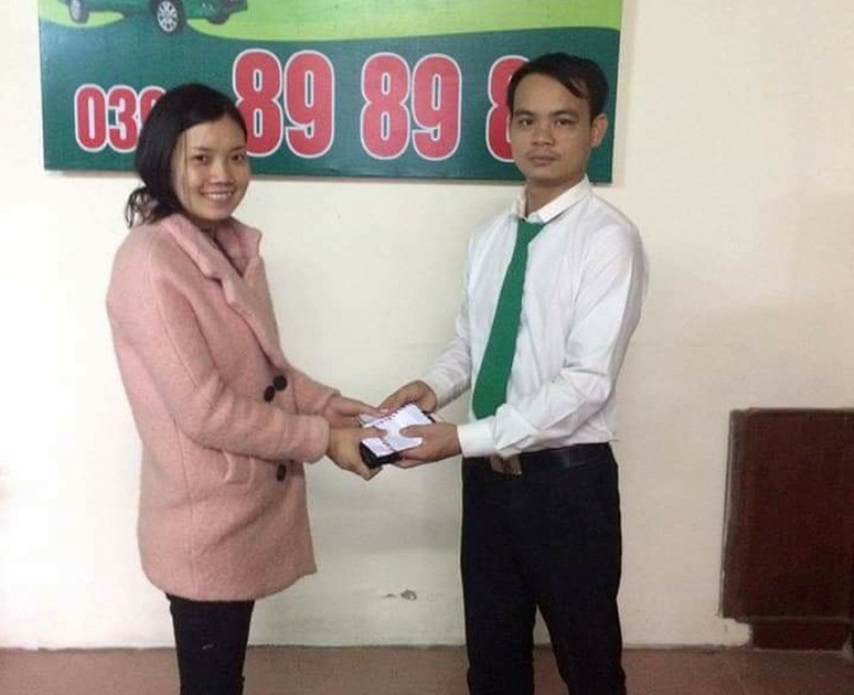 Đôi vợ chồng mới cưới bỏ quên toàn bộ vàng, tiền mừng trên taxi - 1
Anh Cường trao trả lại số tài sản cho người để quên.