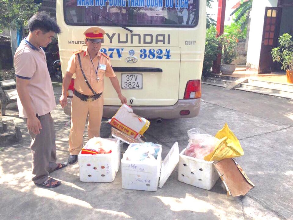 Bắt xe khách vận chuyển trái phép hóa chất tẩy trắng - 3 Tổ công tác CSGT 1-48 phát hiện 3 thùng xốp chứa khoảng 152 kg sản phẩm động vật gồm tim, lòng, mề không có giấy tờ hợp lệ.