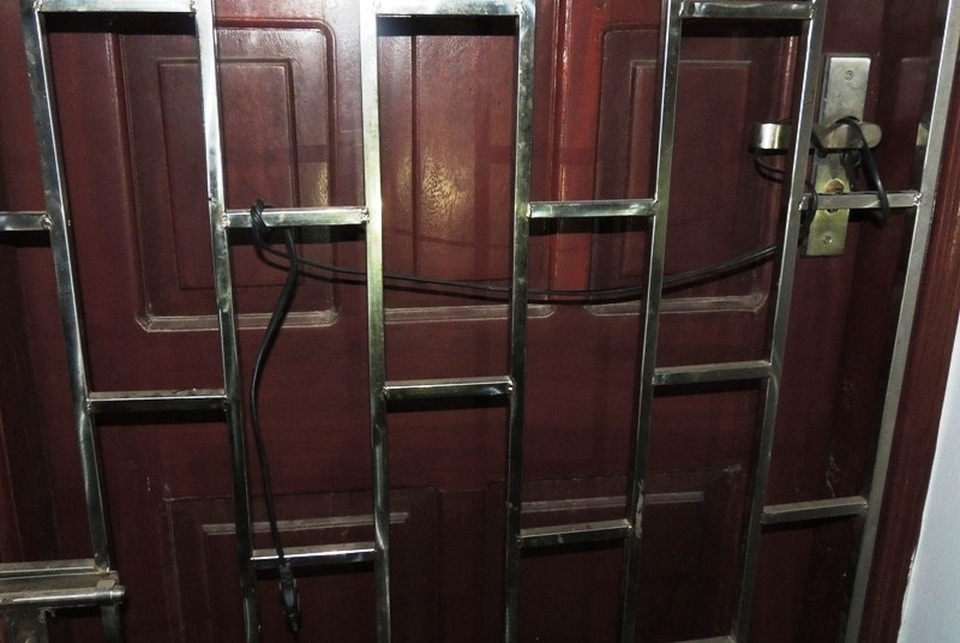 Bắt giữ 12 đối tượng sát phạt trên chiếu bạc, thu giữ gần 800 triệu đồng - 2 Vợ chồng Lĩnh còn đấu điện vào cửa sắt của gian phòng tổ chức đánh bạc hòng đối phó với lực lượng chức năng khi bị phát hiện (ảnh: Công an Hà Nam)