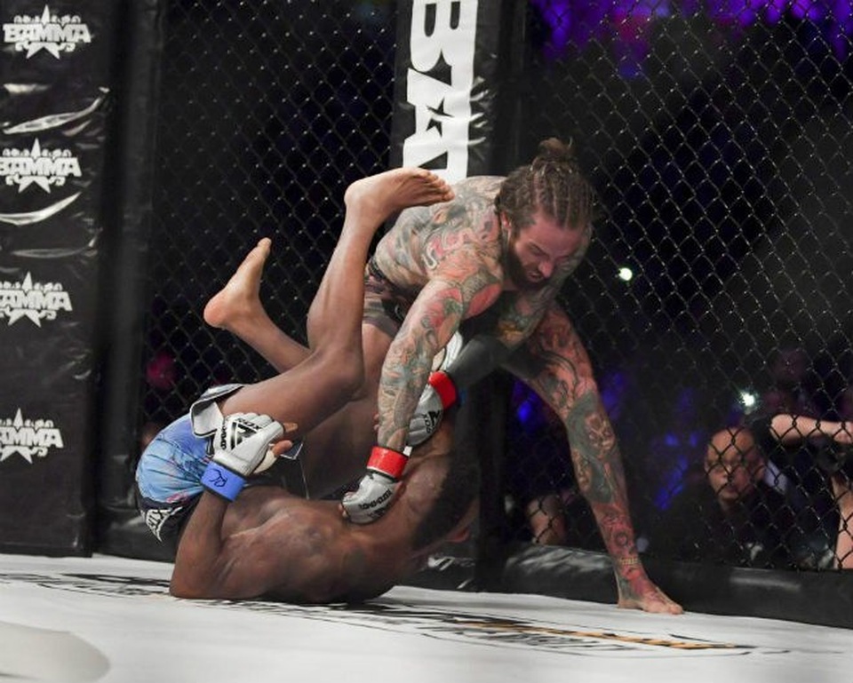 Ngôi sao truyền hình hạ gục đối thủ sau 43 giây trên sàn MMA - 1 Aaron Chalmers hạ gục đối thủ sau 43 giây