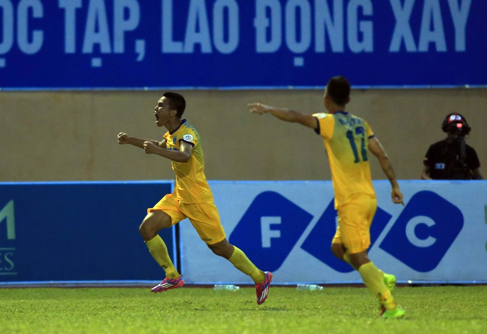 Thắng kịch tính Đà Nẵng, Thanh Hóa tạm dẫn đầu V-League - 2
Các cầu thủ Thanh Hóa ăn mừng sau khi ghi bàn vào lưới SHB Đà Nẵng, ảnh: Minh Phương