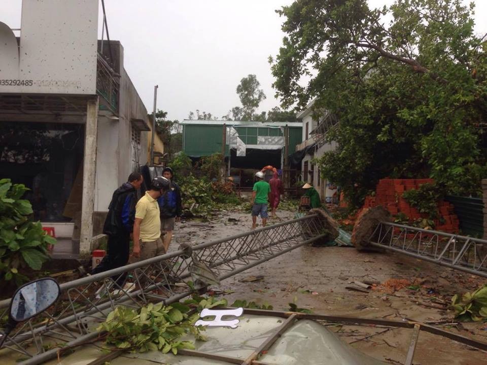 Cộng đồng mạng chia sẻ loạt ảnh hậu quả "xé lòng" của cơn bão số 10 - 7 Cộng đồng mạng chia sẻ loạt ảnh hậu quả "xé lòng" của cơn bão số 10 - 7