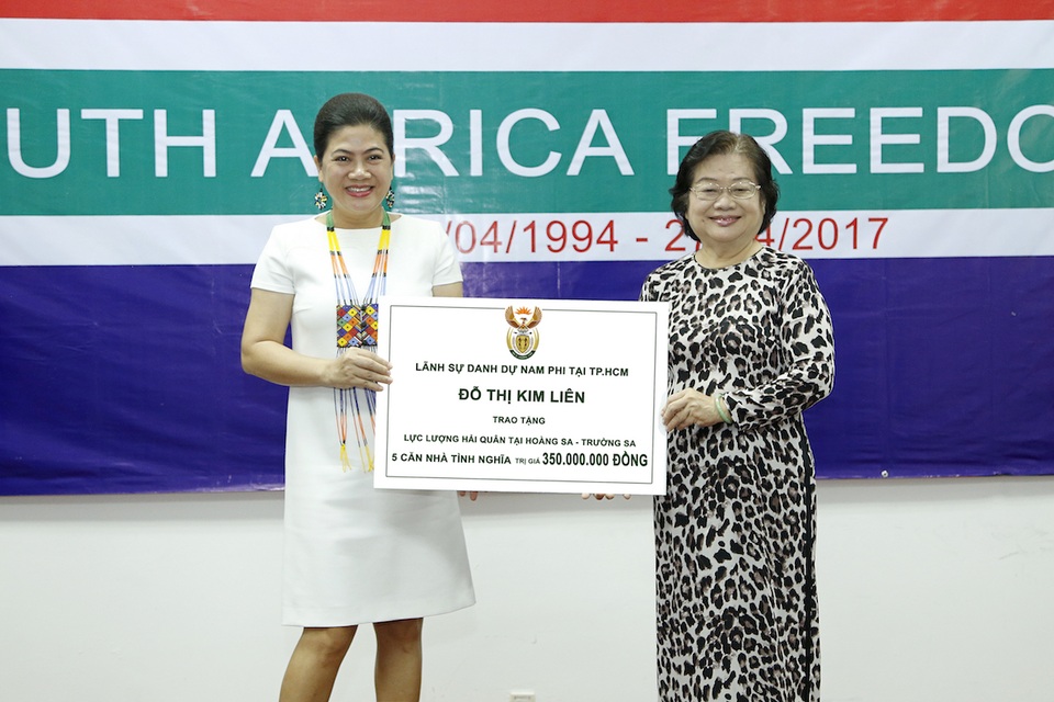 Lãnh sự Nam Phi tại TPHCM tặng nhà tình nghĩa cho Quân chủng Hải quân - 3
Thông qua Quỹ học bổng Vừ A Dính và CLB “Vì Hoàng Sa - Trường Sa thân yêu” do Nguyên Phó Chủ tịch nước Trương Mỹ Hoa đại diện, Lãnh sự Nam Phi tại TPHCM đã trao tặng 5 căn nhà tình nghĩa cho quân chủng Hải quân