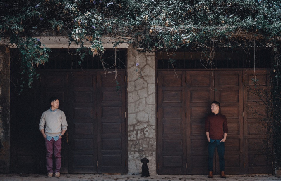 Đoạn phim còn mang những hình ảnh đặc trưng của Đà Lạt, với em bé K’Ho có đôi mắt trong trẻo, nở nụ cười hồn nhiên, hay vườn cà phê mươn mướt, lá xanh chen lẫn cánh hoa trắng ngần, rồi những ngôi nhà cổ mái đỏ, nằm im giữa cây lá.