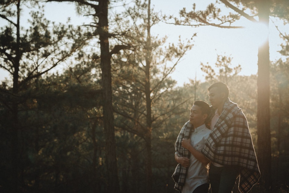 Vẻ đẹp hùng vĩ của phố núi, những khuôn vườn xanh mướt của ruộng bậc thang nhìn từ trên cao, hay triền đồi Thiên Phúc Đức rộng lớn vào một sớm tinh mơ, ấm khói bên bếp lửa hồng được lột tả qua nhiều góc máy đa dạng, từ xa đến gần, toàn đến cận.