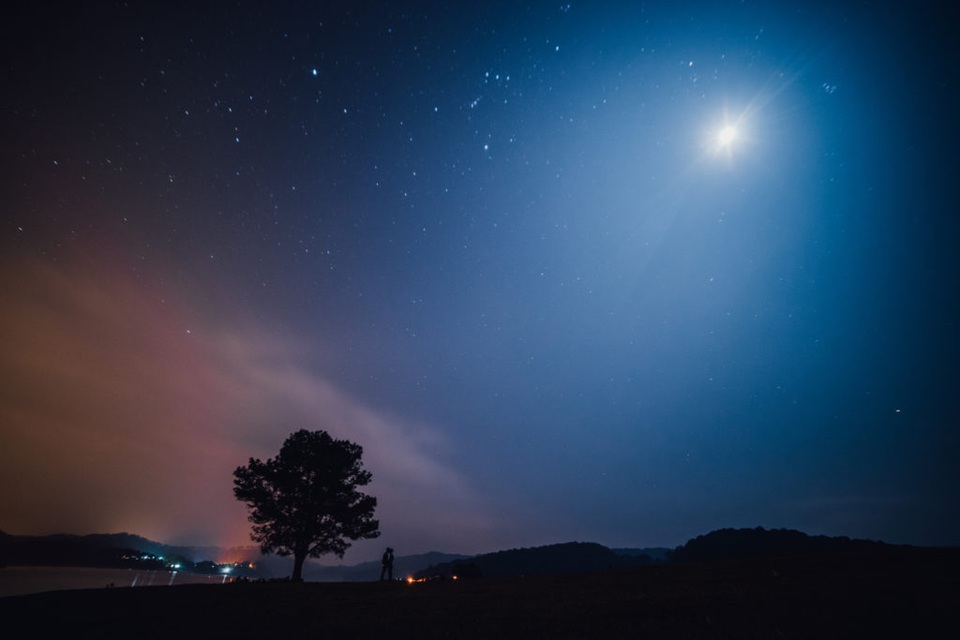 Tình yêu được cả 2 dựng xây nên không chỉ từ xúc cảm, sự rung động mà đó còn là những chuyến đi đầy trải nghiệm. Họ cùng nhau đi qua những miền đất mới, nơi tâm hồn rộng mở hơn để gần nhau hơn, yêu nhau và sống vì nhau nhiều hơn.