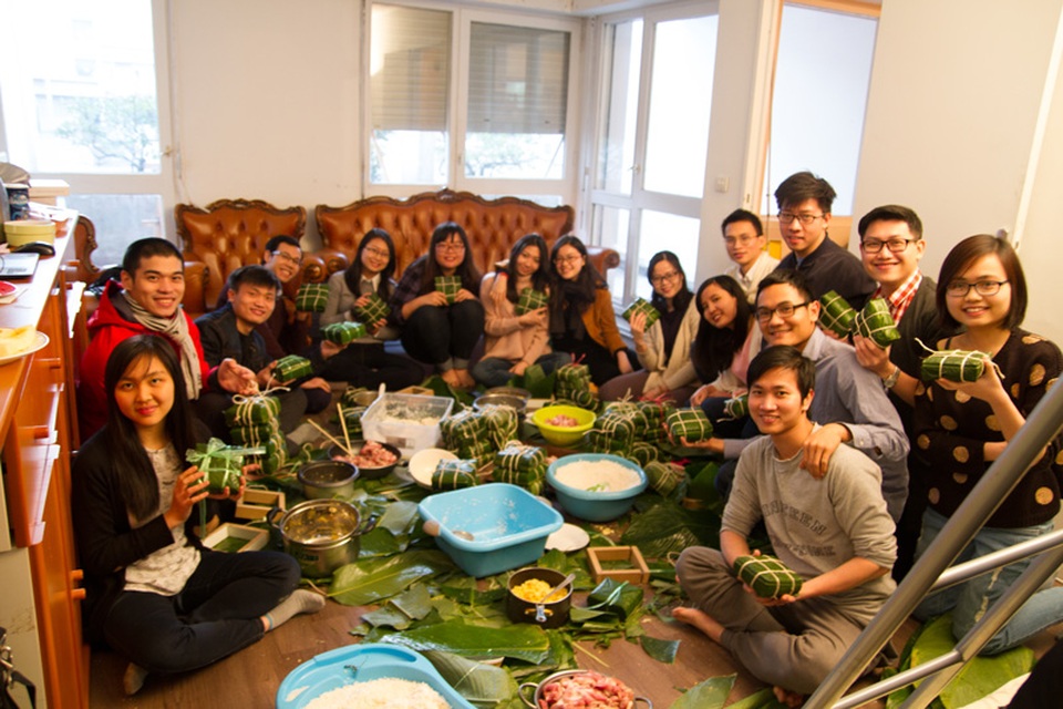 "Tết Xây Dựng 2017” chào đón năm mới của cộng đồng người Việt tại Paris - 3
Gói Bánh chưng Tết Xây Dựng 2017