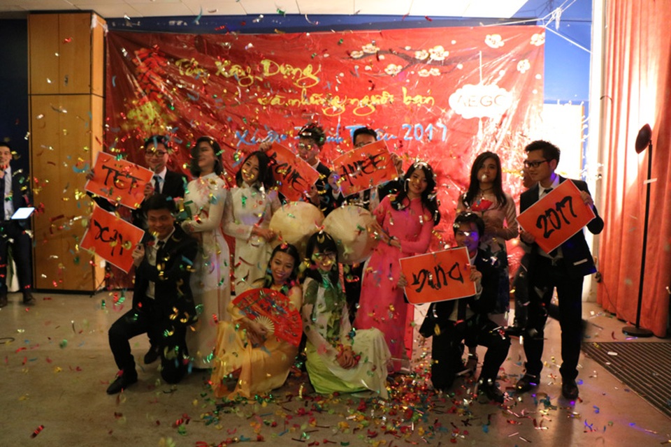 "Tết Xây Dựng 2017” chào đón năm mới của cộng đồng người Việt tại Paris - 4
Tiết mục trình diễn áo dài của các chàng trai, cô gái Xây dựng