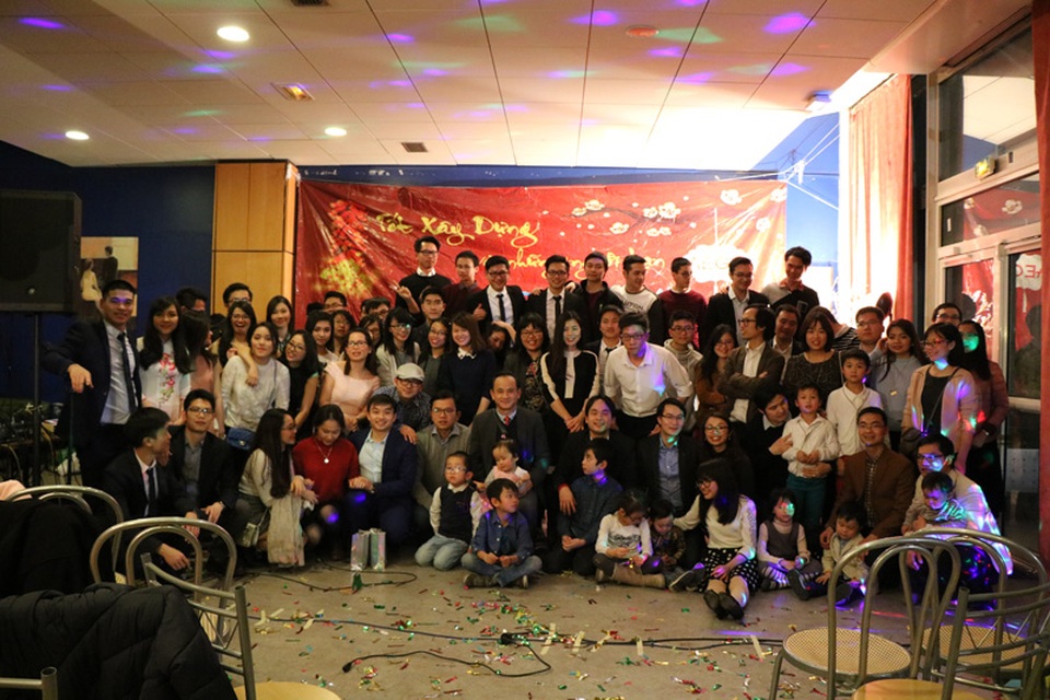 "Tết Xây Dựng 2017” chào đón năm mới của cộng đồng người Việt tại Paris - 8
Ảnh tập thể đêm gala Tết Xây dựng 2017