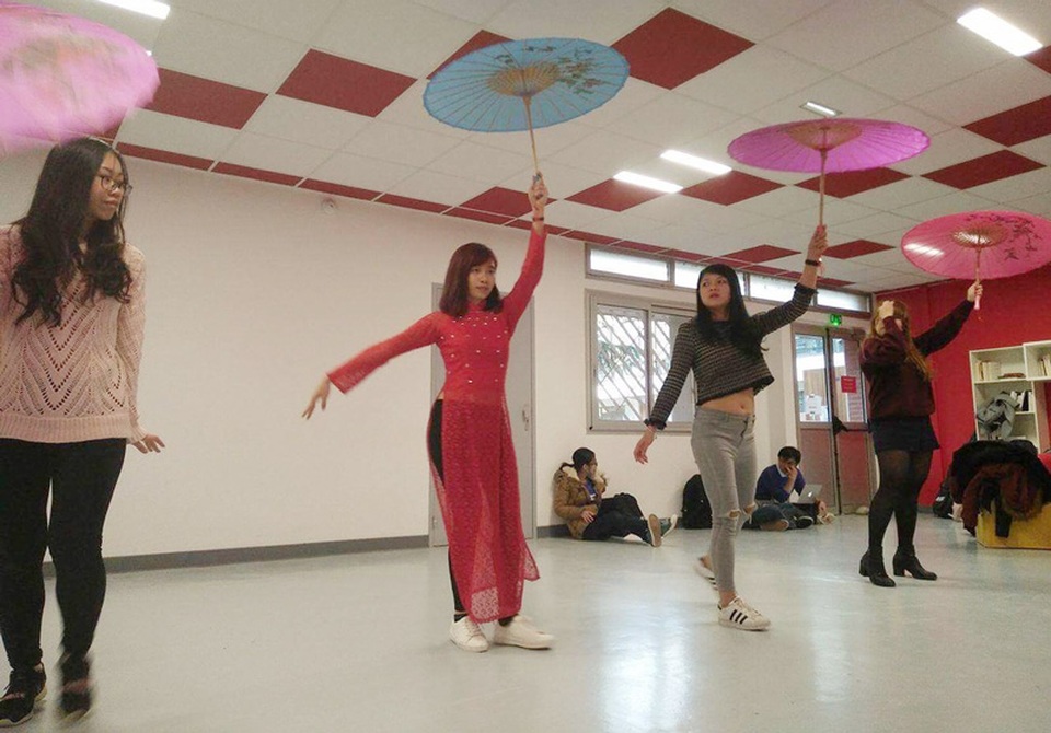 DHS Việt tại Toulouse tất bật chuẩn bị Gala đón Xuân mới - 3
...bất chấp những khó khăn nhất định về bố trí thời gian, việc học tập.