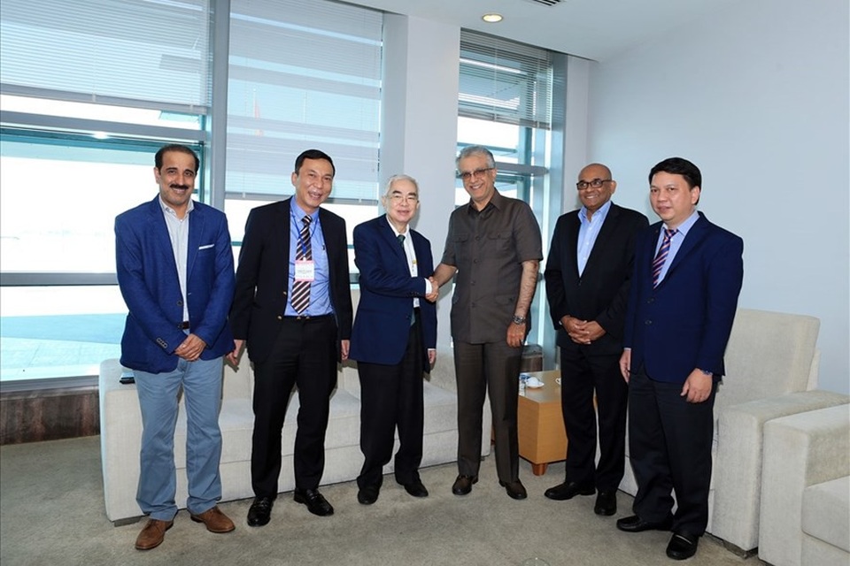 Đằng sau lời khen của chủ tịch AFC dành cho VFF là gì? - 1 Chủ tịch AFC Al-Khalifa (thứ 3 từ phải sang) khen VFF nức nở, nhưng ông có thực sự hiểu VFF, hiểu bóng đá Việt Nam hay không lại là chuyện khác
