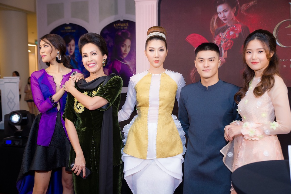 Ngọc Quyên trang điểm như “búp bê” trong ngày ra mắt phim mới - 7 Ngọc Quyên trang điểm như “búp bê” trong ngày ra mắt phim mới - 7