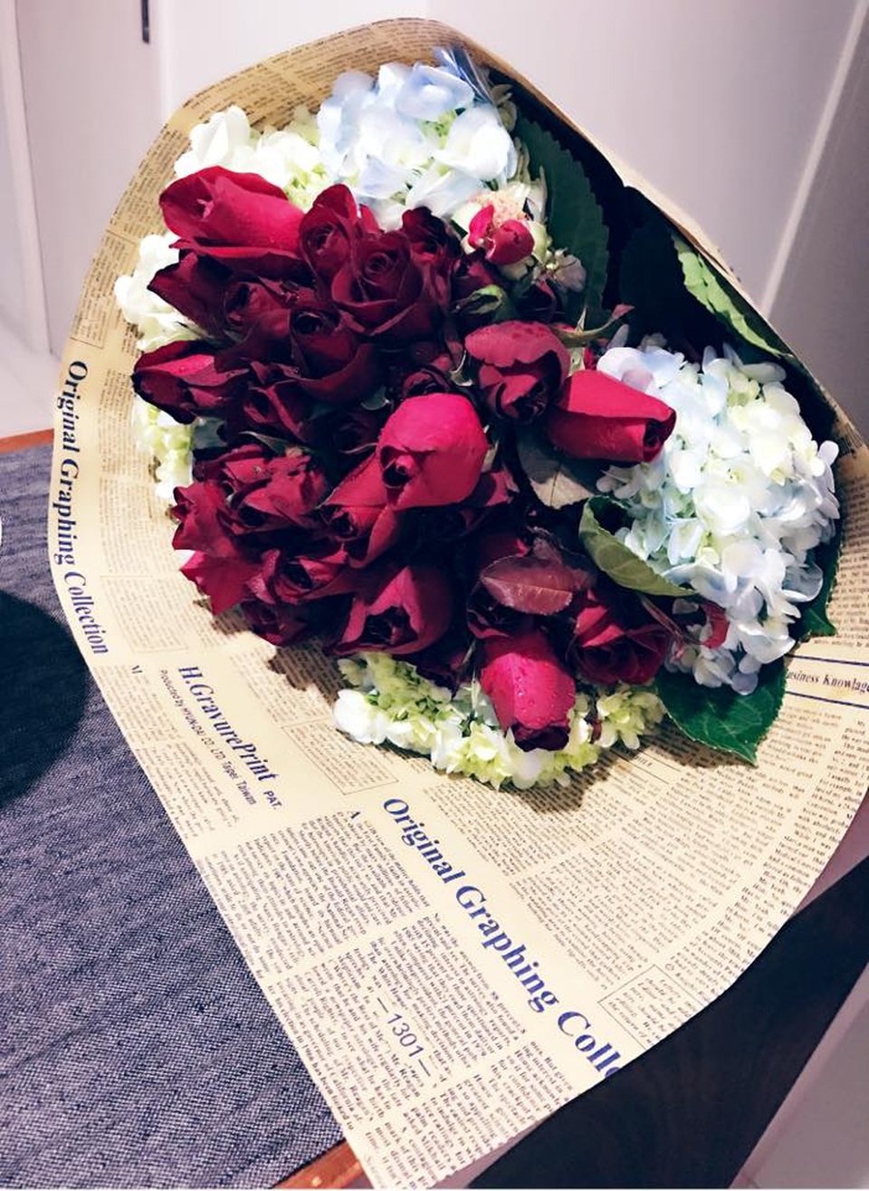 Ca sĩ Ái Phương cũng chia sẻ món quà là một bó hoa hồng thật đẹp cùng dòng trạng thái hài hước Nói chung là ngoan dành cho người yêu của mình.