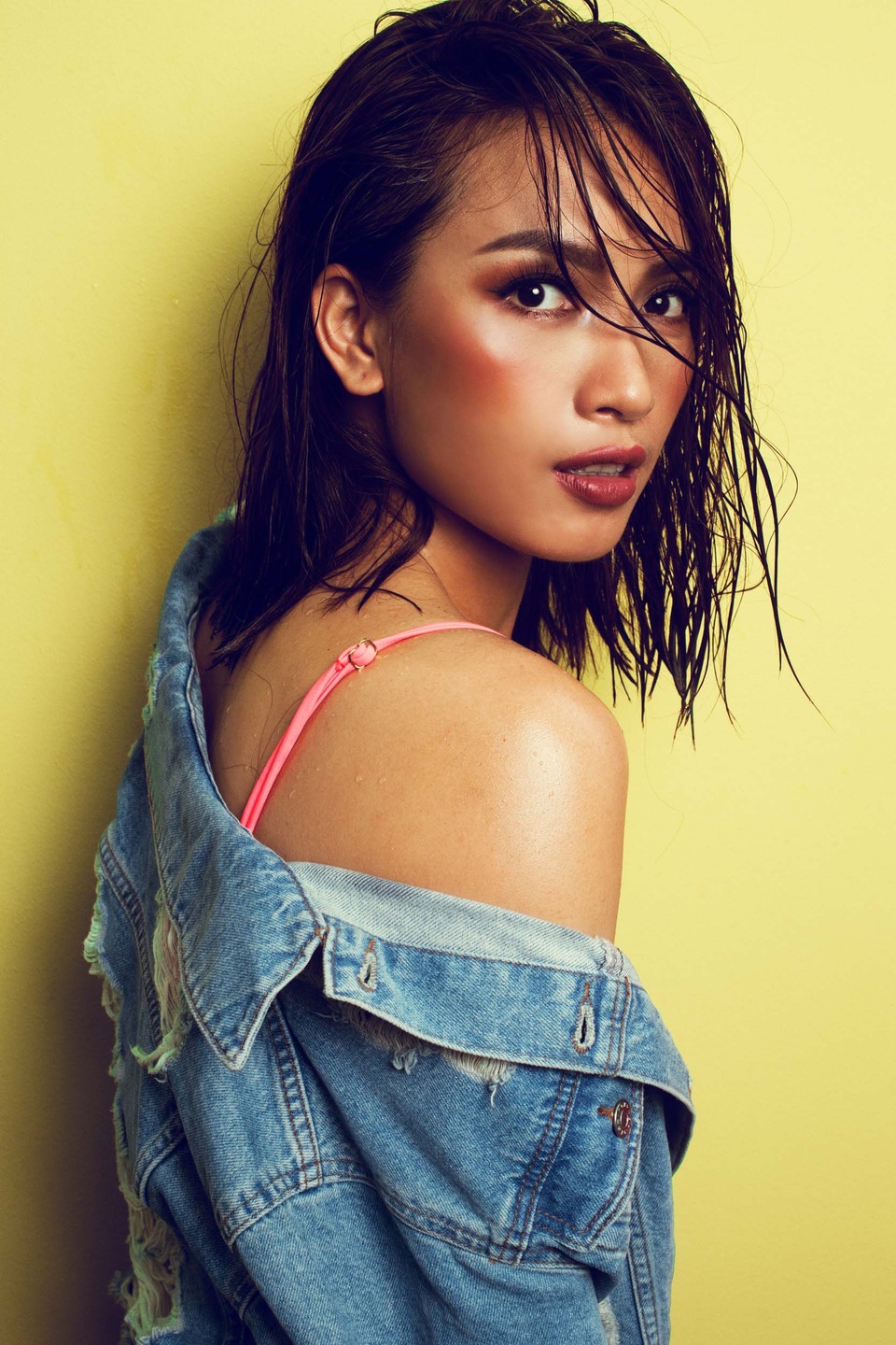 Nữ ca sĩ “Tôi thấy hoa vàng cỏ xanh” “thiêu đốt” khoe vòng 1 - 9