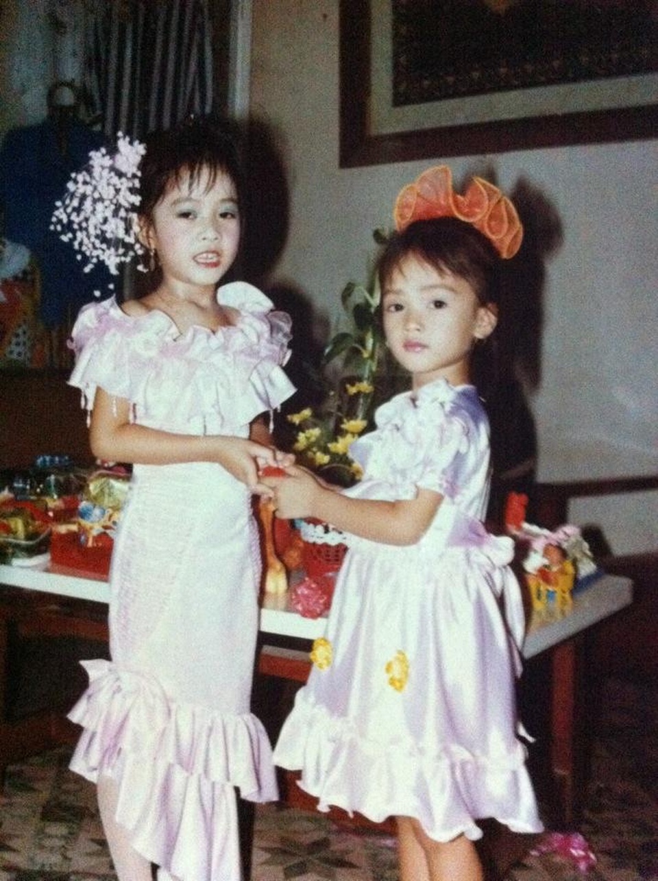 Hoa hậu Kỳ Duyên vào bếp, Hồ Ngọc Hà vi vu trời Tây - 11 Nữ ca sĩ Ái Phương (bên phải) cũng đăng ảnh của mình hồi bé với chia sẻ thú vị: 3 tuổi đã có một thái độ đỉnh đạc và gu thời trang ổn định! Xin hỏi chừng nào mốt này quay trở lại vậy ạ