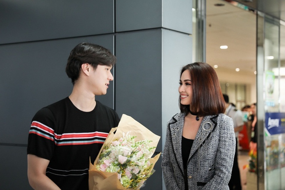 Giọng ca “hoa vàng, cỏ xanh” xinh đẹp bên Kang Tae Oh, sao “Reply 1988” - 1 Nữ ca sĩ Ái Phương và nam diễn viên Go Kyung Pyo tại sân bay Tân Sơn Nhất khi anh vừa tới Việt Nam.