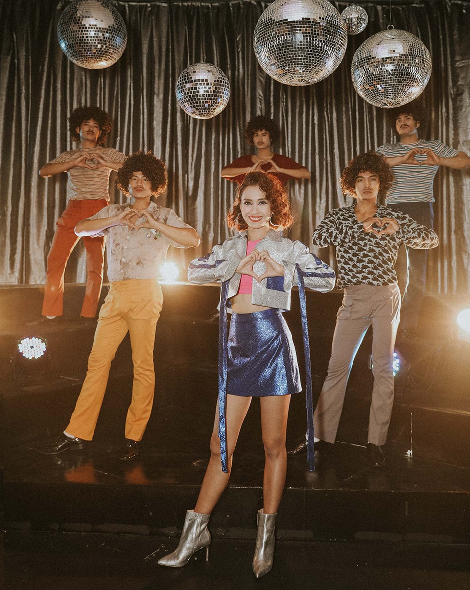 MV “Mạnh mẽ lên cô gái” được thực hiện theo phong cách disco, sự đan xen giữa hiện đại và cổ điển khiến tạo nên điểm nhấn riêng trong hình ảnh và âm nhạc của Ái Phương.