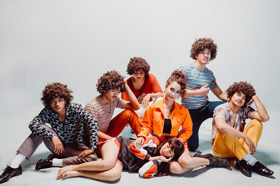 “Việc thể hiện tạo hình nhí nhảnh đáng yêu và phối hợp với những bạn diễn trong một MV mang phong cách disco đòi hỏi Phương phải nghiên cứu khá nhiều từ vũ đạo đến biểu cảm để thể hiện đúng nhất tinh thần của sản phẩm âm nhạc lần này”.