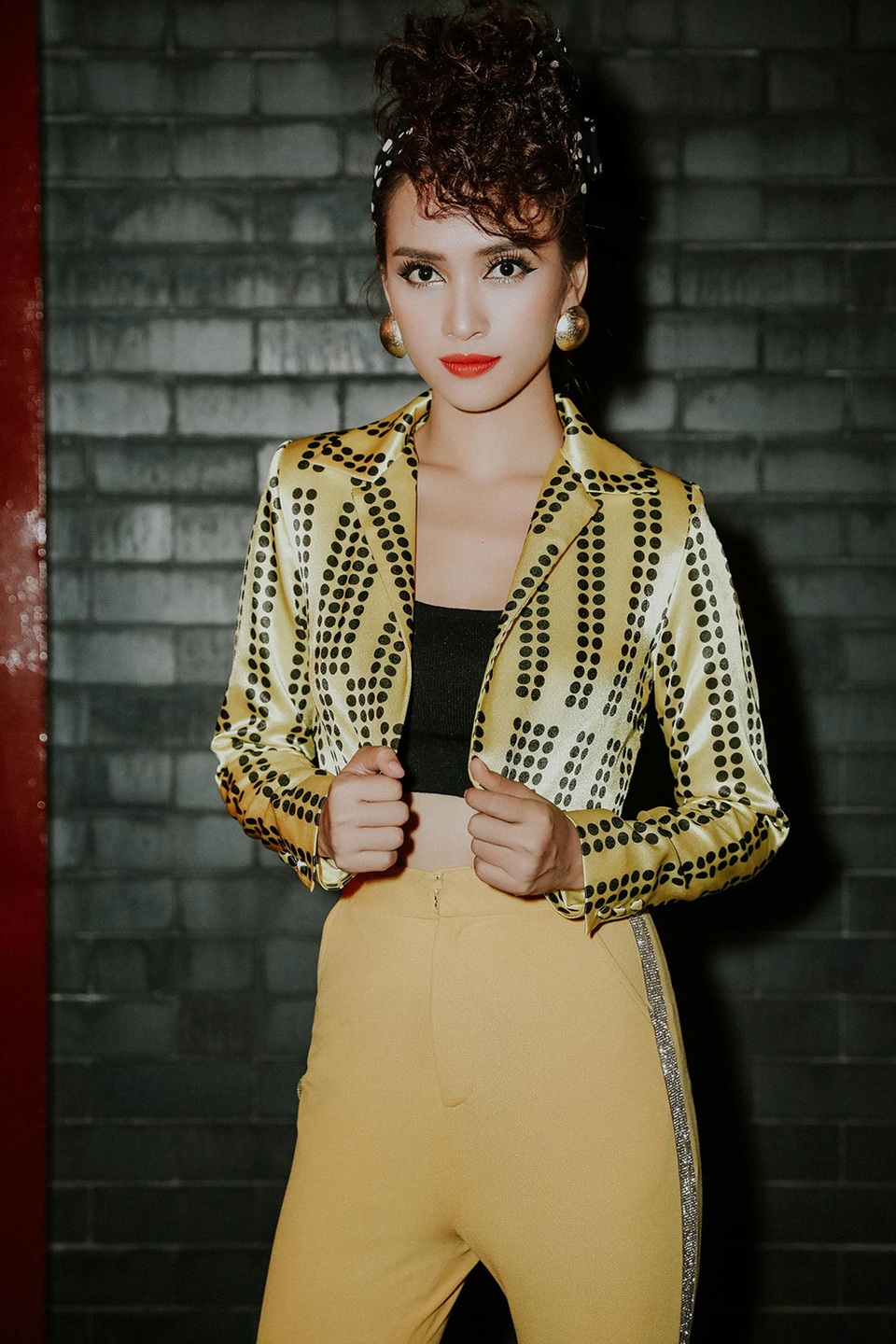 “Nếu bạn trông chờ là nó quen thuộc thì sẽ không. Phương hy vọng mọi người sẽ ủng hộ sự mới mẻ này. “Rùng mình” một chút để nhớ lại thời kỳ lòe loẹt này nha (cười)”, Ái Phương chia sẻ.