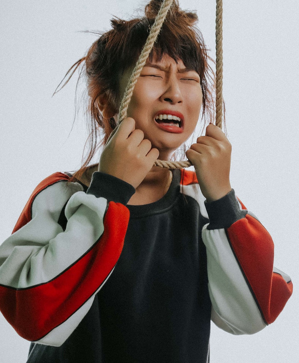 Nội dung MV kể về chuyện một cô gái trẻ, do “hiện tượng mạng” Trang Hý đóng, thất tình và luôn muốn tìm cách tự tử. Cô luôn phân vân, suy nghĩ trước việc tìm mọi cách để thoát khỏi sự buồn bã, đau khổ.