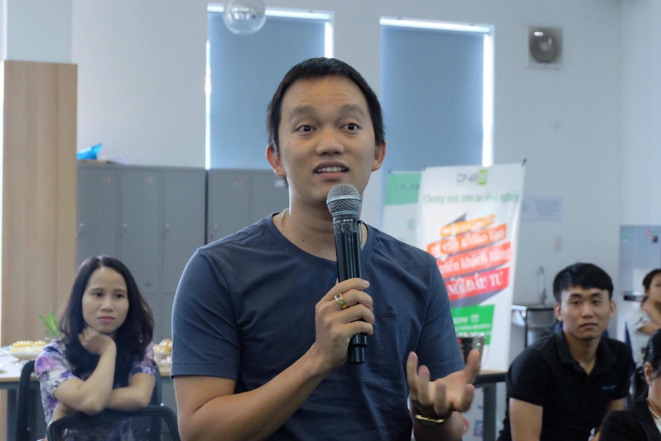 Nóng bỏng câu chuyện về cách mạng công nghiệp 4.0 - 3
Nhiều startup trẻ tranh luận với các diễn giả.