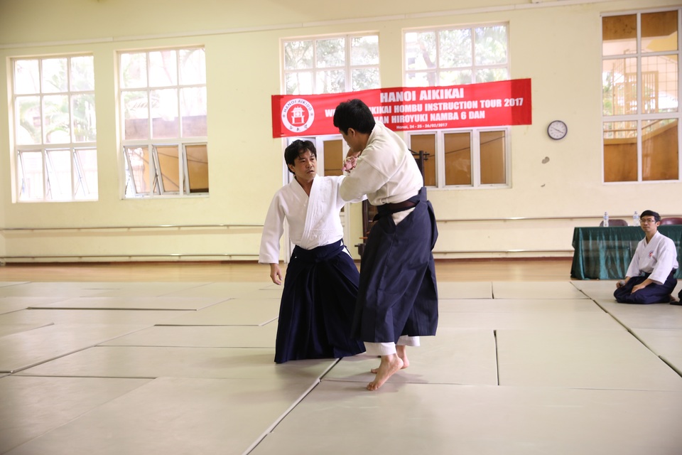 Võ sư 6 đẳng Aikido danh tiếng thế giới tập huấn tại Việt Nam - 2
Những kỹ thuật Aikido tưởng như đơn giản nhưng đầy tinh tế và phải tập luyện nghiêm túc mới có thể thực hiện.