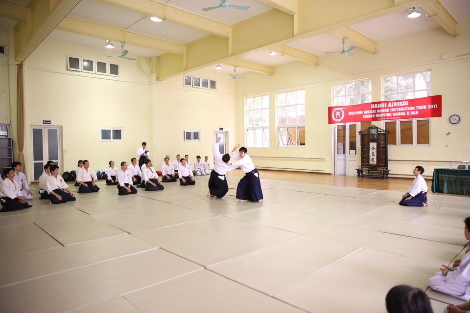 Võ sư 6 đẳng Aikido danh tiếng thế giới tập huấn tại Việt Nam - 4
Võ sư Hiroyoki Namba chia sẻ từ những động tác cơ bản nhất trong Aikido