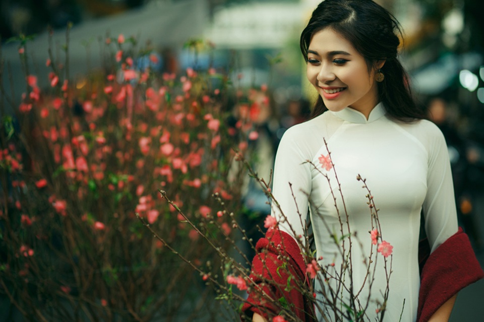 Hoa khôi sinh viên Hà thành khoe sắc trong bộ ảnh đón Tết - 4
Là một cô gái đến từ miền quê Hà Tĩnh, Ái Thơ tranh thủ những ngày nghỉ Tết để thực hiện bộ ảnh đón xuân Hà Nội trước khi đoàn tụ cùng gia đình tại quê nhà.