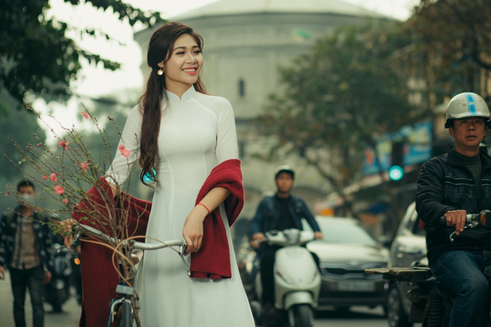 Hoa khôi sinh viên Hà thành khoe sắc trong bộ ảnh đón Tết - 6 Hoa khôi sinh viên Hà thành khoe sắc trong bộ ảnh đón Tết - 6