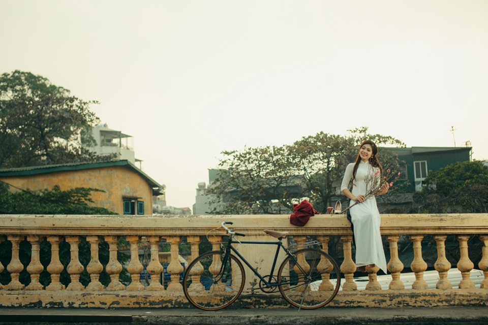Hoa khôi sinh viên Hà thành khoe sắc trong bộ ảnh đón Tết - 8
Tạo dáng trên cầu Long Biên cổ kính...