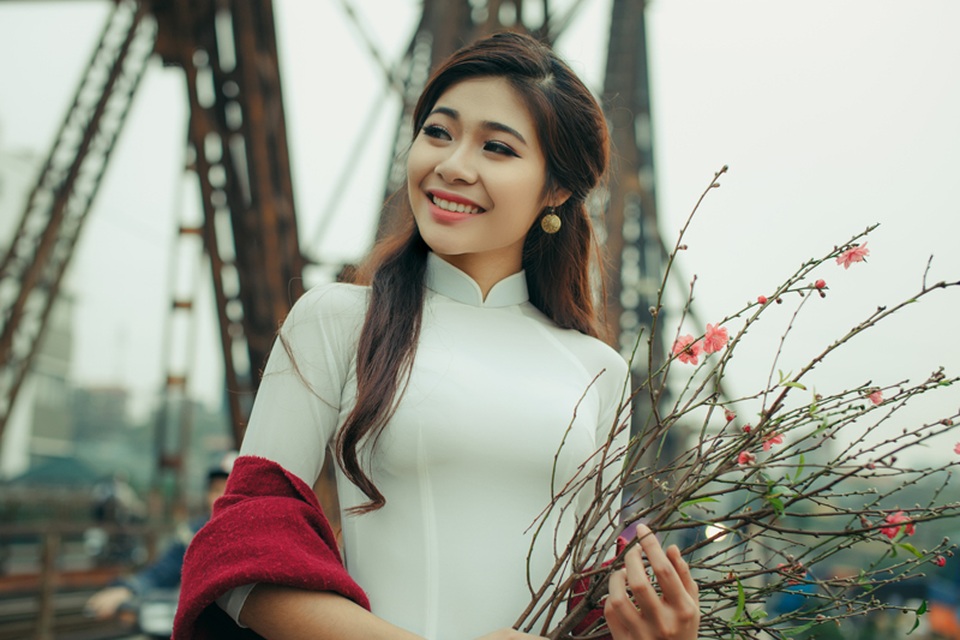 Hoa khôi sinh viên Hà thành khoe sắc trong bộ ảnh đón Tết - 9
Chia sẻ về cuộc sống của mình sau khi đăng quang, cô cho biết: “Giờ đây, Thơ đã đại diện cho toàn thể sinh viên Hà Nội, cách sống phải phù hợp với cương vị mới của mình. Mình đang nỗ lực để xây dựng hình ảnh đẹp cho giới sinh viên thủ đô nói riêng và cả nước nói chung”.