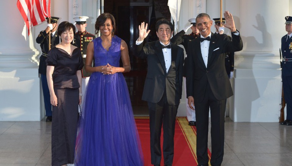 Nhà Trắng vắng bà chủ, đệ nhất phu nhân Nhật “cô đơn” ở Washington - 3
Cựu Tổng thống Obama và phu nhân Michelle chào đón vợ chồng Thủ tướng Nhật tới Nhà Trắng năm 2015 (Ảnh: Getty)