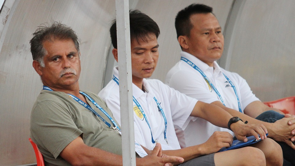 Tết Việt với ngoại binh tại V-League - 1 HLV Alain Fiard (bìa trái) sẽ có năm đầu tiên đón Tết Việt (ảnh: Trọng Vũ)